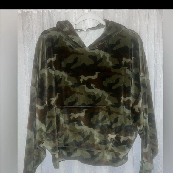 American Eagle Olive Green Camo Hoodie - Picture 3 of 5